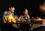 《激戰(zhàn)》中，張家輝飾演的程輝和梅婷、李馨巧飾演的母女雖然不是親人，但卻在相處中產(chǎn)生了親人般的感情，這份感情更支持著程輝，給了他振作起來的勇氣。
