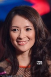 章子怡橘色裙裝嬌俏亮相 對鏡吐舌賣萌謀殺菲林