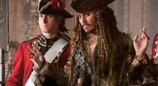 “骚气”船长造型模仿滚石乐队吉他手——“加勒比海盗4”