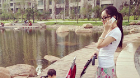 李小璐素顏攜女逛公園 賈乃亮?xí)衩勒辗Q無比幸福