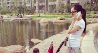 李小璐素颜携女逛公园 贾乃亮晒美照称无比幸福