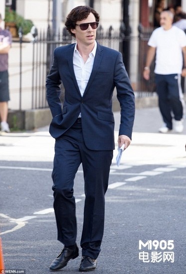 "卷福"携手搭档拍新剧 遭千名粉丝围观探班