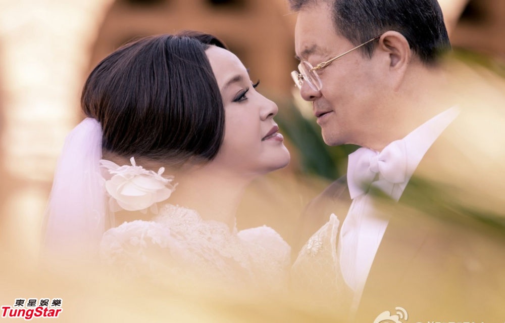 传奇女星刘晓庆美国大婚 教堂交换婚戒深情拥吻