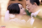 传奇女星刘晓庆美国大婚 教堂交换婚戒深情拥吻