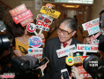 霍震霆、朱玲玲开心抱孙子 宝宝长得像“晶刚”