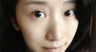 李念曬家居自拍豪放秀乳溝 22億闊太被贊素顏美