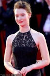 米婭黑色露背長裙迷人亮相 參賽片《蹤跡》首映