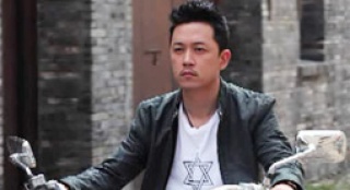 潘粵明新戲外表冷峻很硬漢 內(nèi)心柔軟對(duì)小孩無免疫