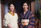 身著傳統(tǒng)和服的黑木華和松隆子在家門前站立。
