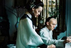 《自由夢(mèng)》舒淇在這里的演出拋棄了性感和嫵媚，她將一個(gè)婉約動(dòng)人，內(nèi)心卻有無限苦楚的藝妓，演繹得令人魂?duì)繅?mèng)縈。