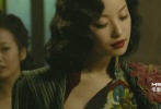 張藝謀挑演員的眼光向來不差，從倪妮飾演的秦淮名妓玉墨一出場(chǎng)，她就成了鏡頭里十足的焦點(diǎn)，一代秦淮頭牌的風(fēng)情，全在她舉手投足間，即便站立在姐妹們中間，一眼就能把氣質(zhì)不凡的她辨認(rèn)出來。