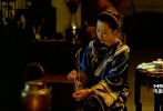 《海上花》里，李嘉欣扮演當(dāng)紅妓女黃翠鳳，她電影中造型極美，雖然相貌西化的混血美女李嘉欣從面容上看并不古典，但她卻把這個(gè)潑辣有心計(jì)的厲害人物塑造得讓人印象深刻。