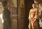 章子怡出演日本藝伎小百合，從楚楚動(dòng)人、惹人憐愛的天真少女逐漸成長(zhǎng)為當(dāng)?shù)仡^牌藝伎。雖然這次出演日本人給她帶來了不少非議，但不可否認(rèn)，穿著和服的章子怡，還是有另一種美的。