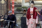 章子怡出演日本藝伎小百合，從楚楚動(dòng)人、惹人憐愛的天真少女逐漸成長(zhǎng)為當(dāng)?shù)仡^牌藝伎。雖然這次出演日本人給她帶來了不少非議，但不可否認(rèn)，穿著和服的章子怡，還是有另一種美的。