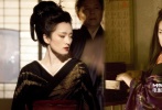 除了章子怡，鞏俐也在《藝伎回憶錄》中出演曾經(jīng)最當(dāng)紅的藝伎初桃，鞏俐把這個(gè)藝伎演出了和章子怡截然不同的霸氣風(fēng)格。