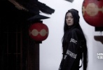 除了章子怡，鞏俐也在《藝伎回憶錄》中出演曾經(jīng)最當(dāng)紅的藝伎初桃，鞏俐把這個(gè)藝伎演出了和章子怡截然不同的霸氣風(fēng)格。