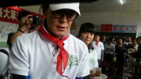 李咏“私人订制”当老师 成立基金关爱教师健康