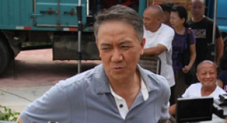 李幼斌新戲變“囚犯” 片場賣萌“裝可愛”