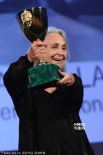 82歲老戲骨伊蓮娜·寇塔獲最佳女主 興奮吻獎(jiǎng)杯