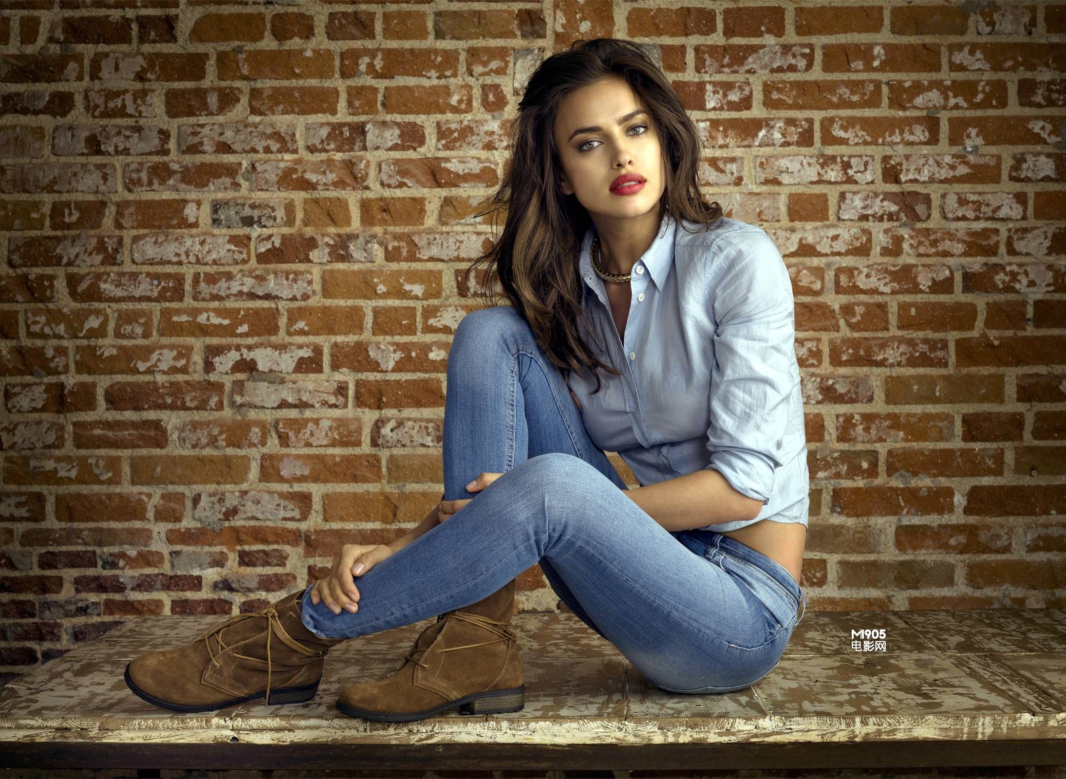 超模伊莉娜展迷人长腿 和型男坐草垛散发野性_明星写真_图集_电影网