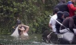 女神贝鲁奇离婚后首现身拍戏 湿身出浴曲线毕露