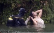 女神贝鲁奇离婚后首现身拍戏 湿身出浴曲线毕露