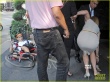 妮可基德曼尷尬一幕：被騎行者撞倒 掉鞋忙逃離