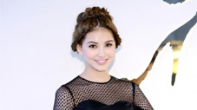 昆凌镂空裙亮相大秀性感身材 无暇观看周董演唱会