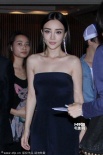 李小璐黑裙裹身秀性感顯冷艷 與助理熱聊避鏡頭