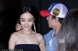 李小璐黑裙裹身秀性感显冷艳 与助理热聊避镜头