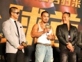 《金刚王》北京首映 酒窝硬汉王巍现场秀肌肉