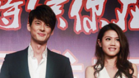 周秀娜低胸白裙秀美背 不满活动安排携郭品超快闪