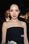 郭碧婷巴黎看秀惹火紅唇秀香肩 熊黛林新歡亮相