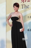 演员颜丙燕亮相金鸡奖红毯 低胸礼服秀丰满上围