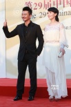 車(chē)永莉優(yōu)雅亮相金雞紅毯 演員吳樾微笑豎大拇指