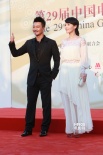 車(chē)永莉優(yōu)雅亮相金雞紅毯 演員吳樾微笑豎大拇指