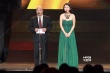最佳中小成本影片《万箭穿心》 颜丹晨登台开奖