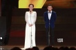 杨紫携马浴柯颁发最佳儿童片奖 闪烁白裙显气质