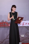 王珞丹捧金雞獎(jiǎng)杯亮相后臺(tái) 羞澀甜笑滿面緋紅