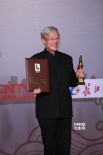 《万箭穿心》获中小成本影片 谢飞领奖激动异常