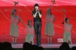 杨子珊现场演唱“红日” 飒爽皮裤“致青春”
