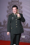 《倾城》获最佳原创剧本奖 黄宏握奖杯笑不拢嘴