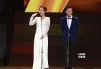 杨紫携马浴柯颁发最佳儿童片奖 闪烁白裙显气质