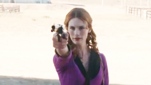 《甜蜜的复仇》曝片段 寻仇寡妇淡定举枪变女杀手