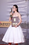 新科影后宋佳霸氣亮相后臺 與“金雞”親昵互動