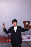 刘震云两颊绯红亮相后台 高举奖杯“要保持”