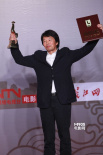 刘震云两颊绯红亮相后台 高举奖杯“要保持”
