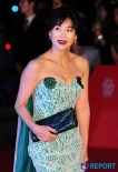 女星艺智苑绿色抹胸亮相红毯 复古长裙尽展婀娜