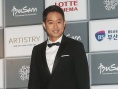 《藍鹽》男星千正明西裝登場 有型有款神采飛揚