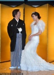 林志玲穿婚紗亮相東京 配合武田鐵矢屈膝顯嬌媚